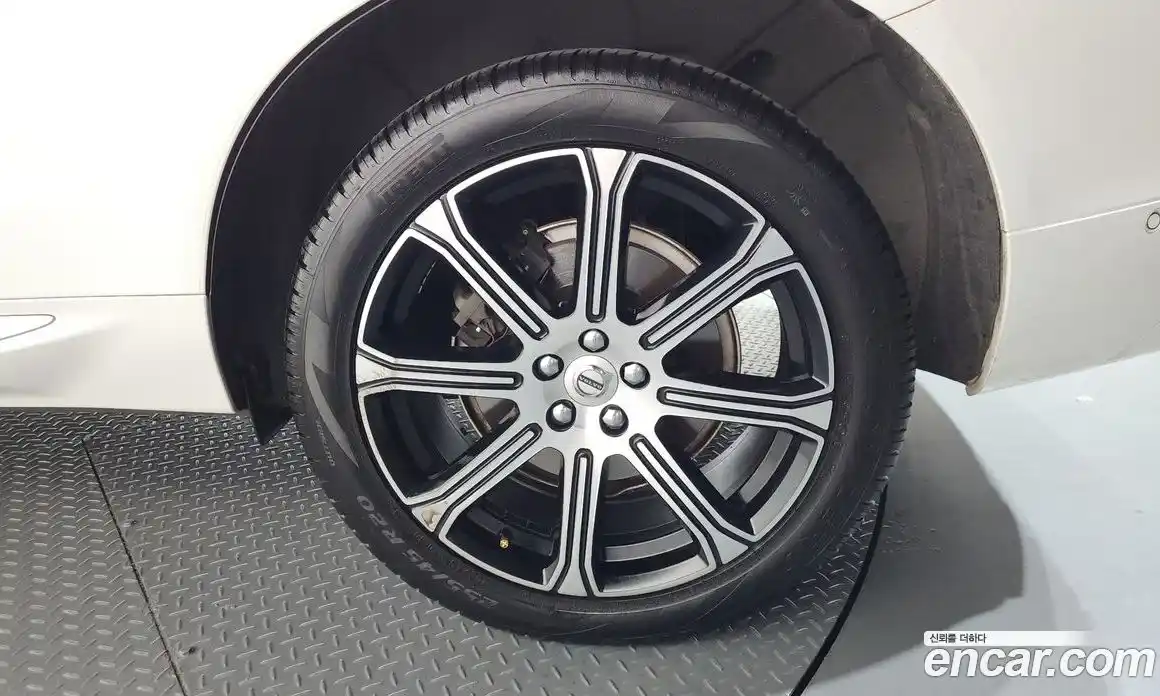 Volvo XC60 2018 2.0 автомат (гидро), фото 7