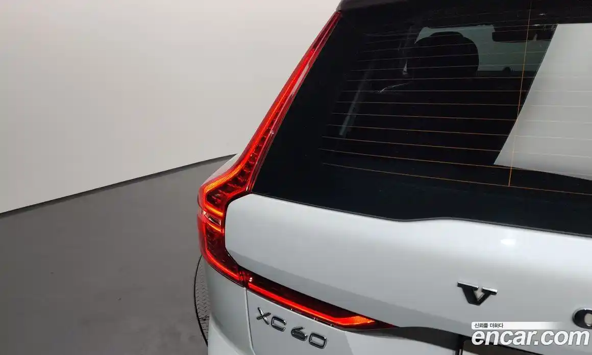 Volvo XC60 2018 2.0 автомат (гидро), фото 9