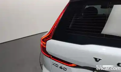 Volvo XC60 2018 2.0 автомат (гидро), миниатюра 9