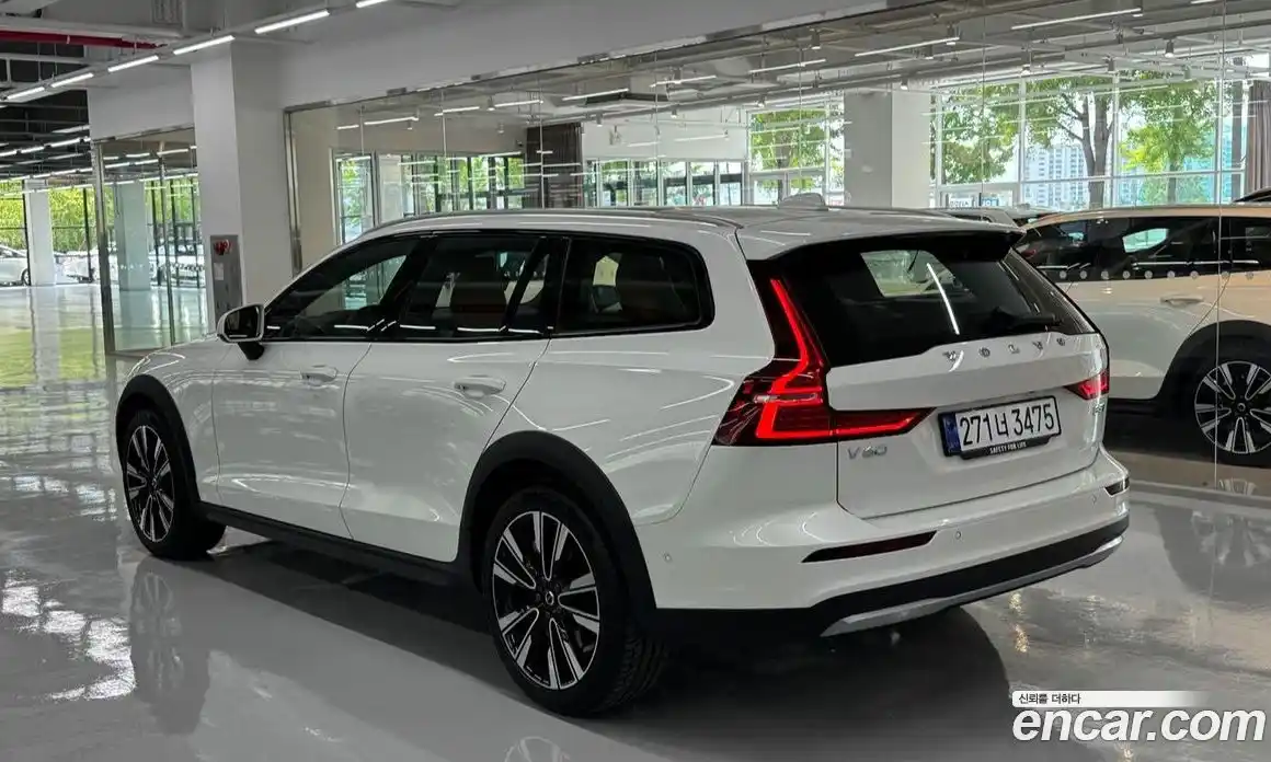 Volvo V60 2025 2.0 автомат (гидро), фото 17