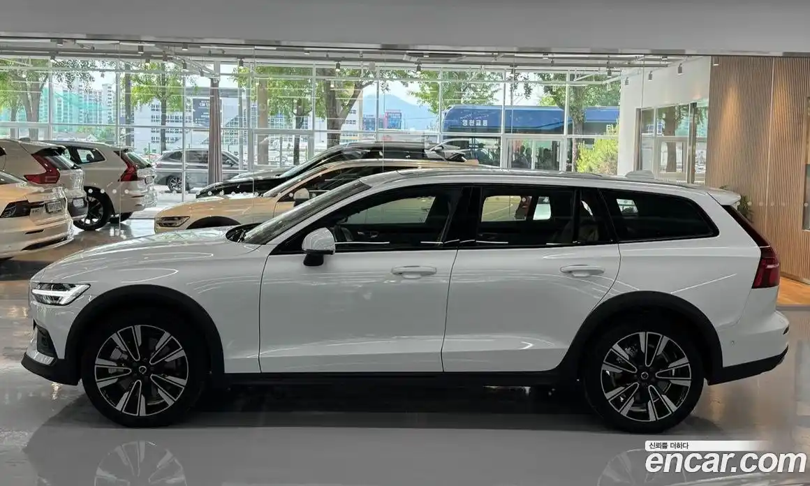 Volvo V60 2025 2.0 автомат (гидро), фото 18