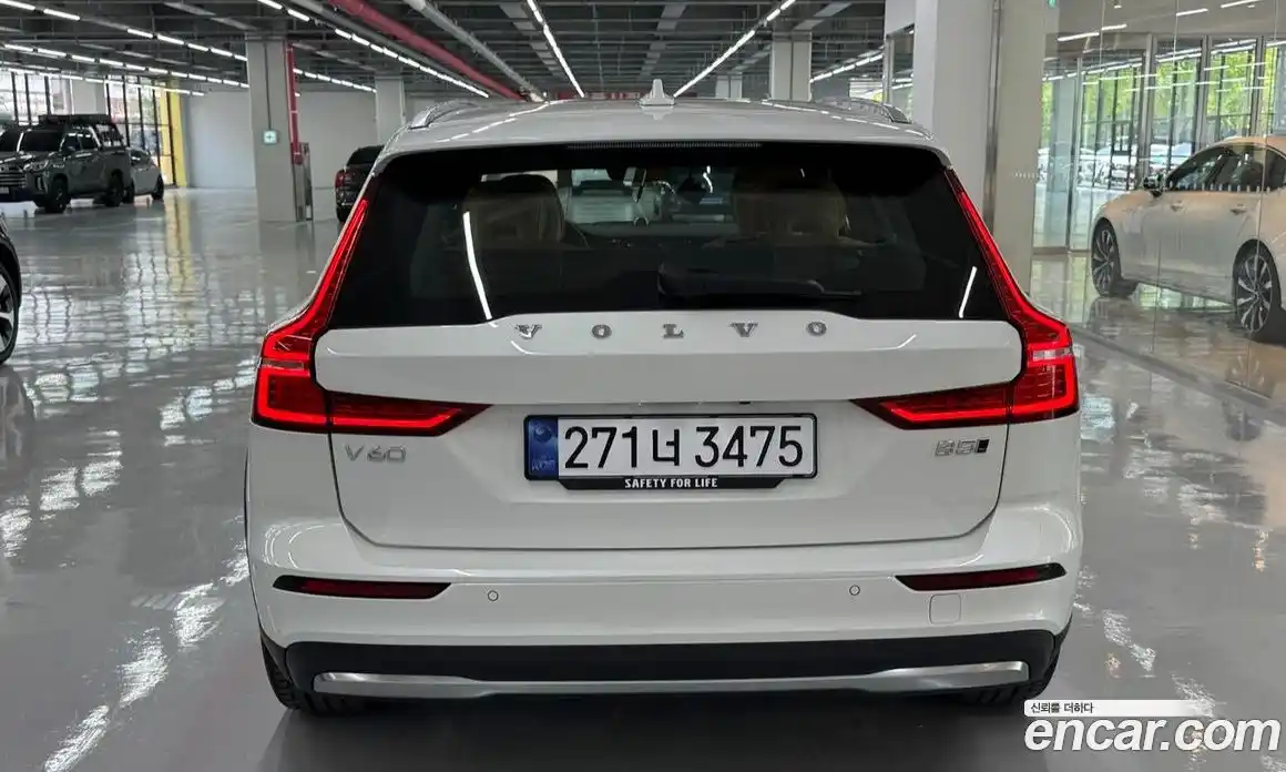 Volvo V60 2025 2.0 автомат (гидро), фото 4
