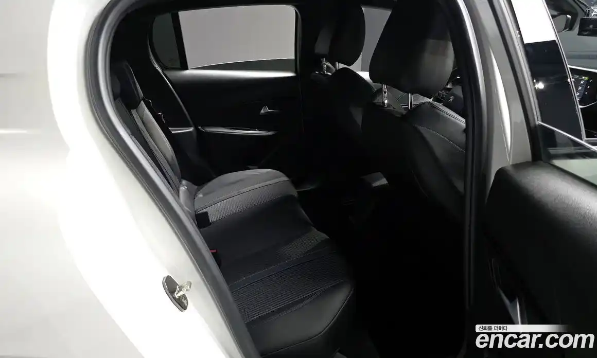 Peugeot 208 2021 0.1 автомат (гидро), фото 17