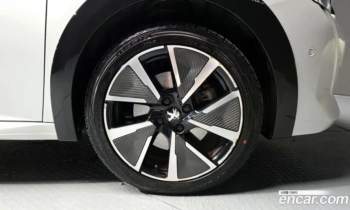 Peugeot 208 2021 0.1 автомат (гидро), фото 7