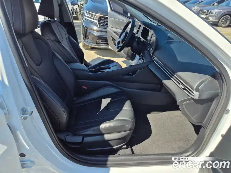Hyundai Avante 2023 1.6 автомат (гидро), фото 11