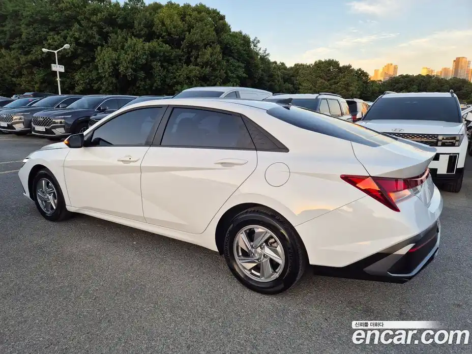 Hyundai Avante 2023 1.6 автомат (гидро), фото 3