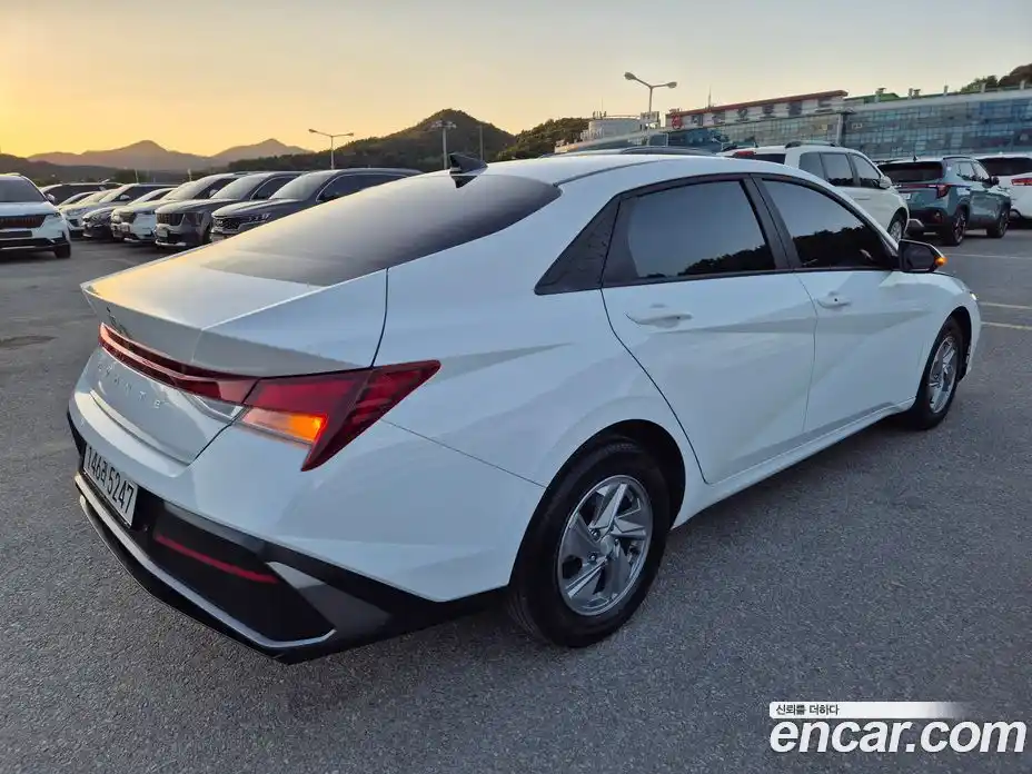 Hyundai Avante 2023 1.6 автомат (гидро), фото 5