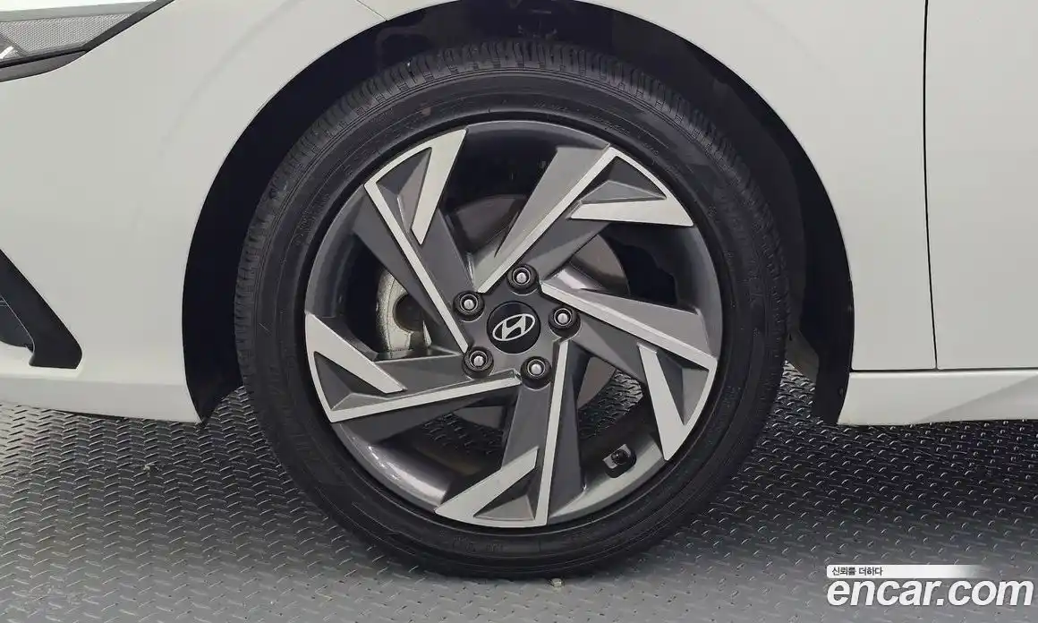 Hyundai Avante 2024 1.6 автомат (гидро), фото 5