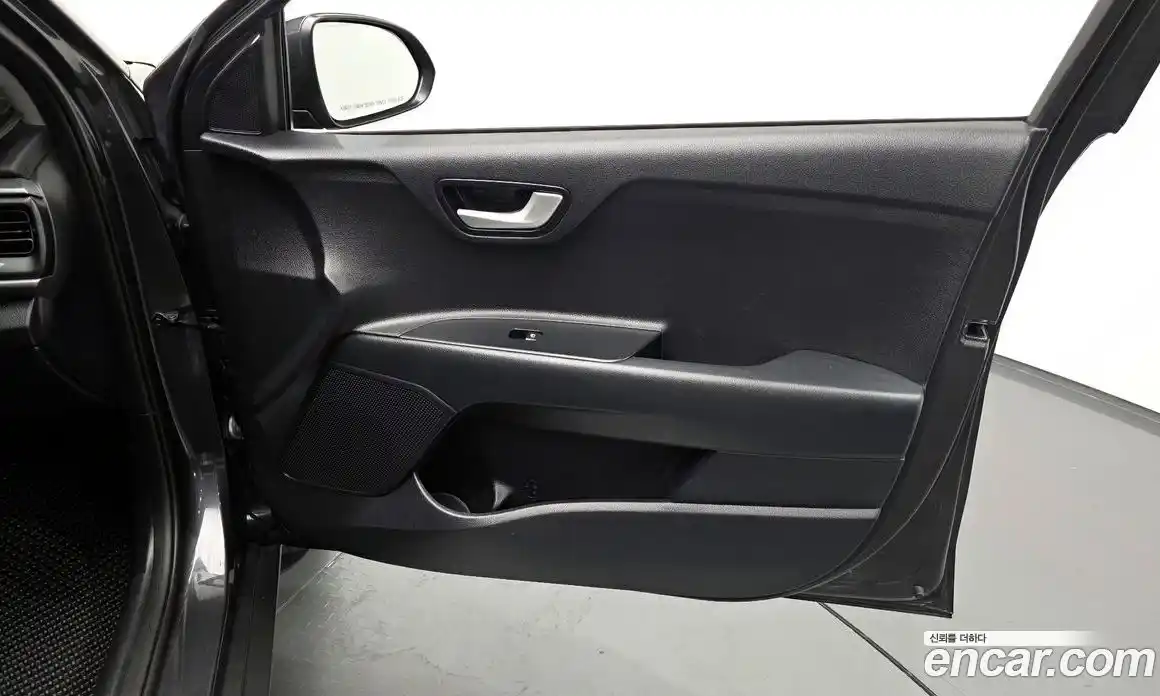 Kia Stonic 2019 1.4 автомат (гидро), фото 15