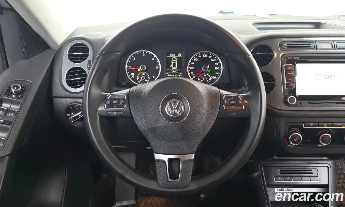 Volkswagen Tiguan 2012 2.0 автомат (гидро), фото 15