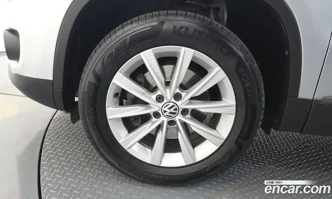 Volkswagen Tiguan 2012 2.0 автомат (гидро), фото 5