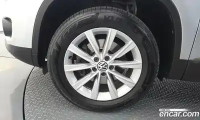 Volkswagen Tiguan 2012 2.0 автомат (гидро), миниатюра 5