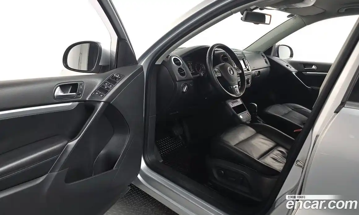 Volkswagen Tiguan 2012 2.0 автомат (гидро), фото 10