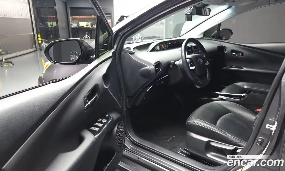 Toyota Prius 2018 1.8 автомат (гидро), фото 10 Toyota Prius 2018 1.8 автомат (гидро), фото 10