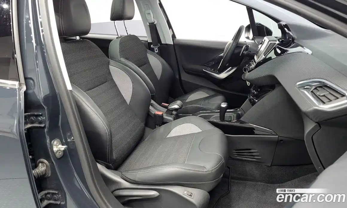 Peugeot 2008 2017 1.6 автомат (гидро), фото 11