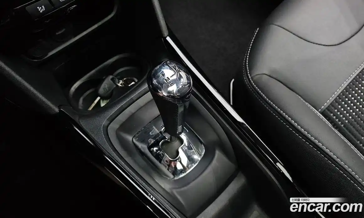 Peugeot 2008 2017 1.6 автомат (гидро), фото 9