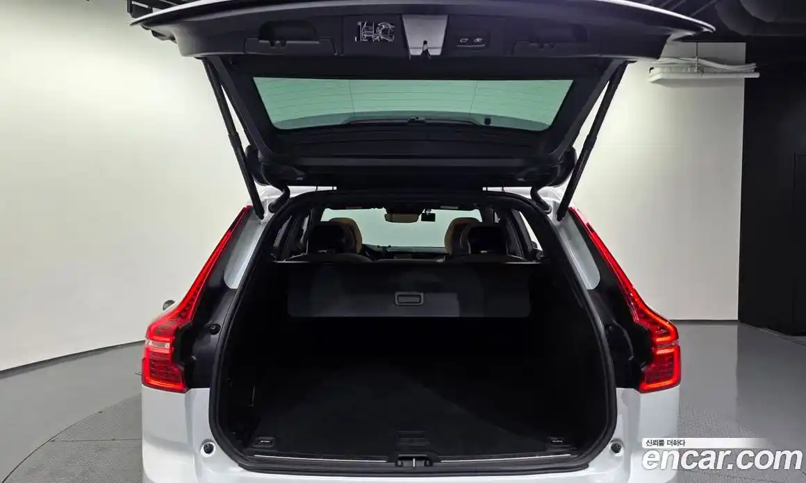Volvo XC60 2018 2.0 автомат (гидро), фото 20