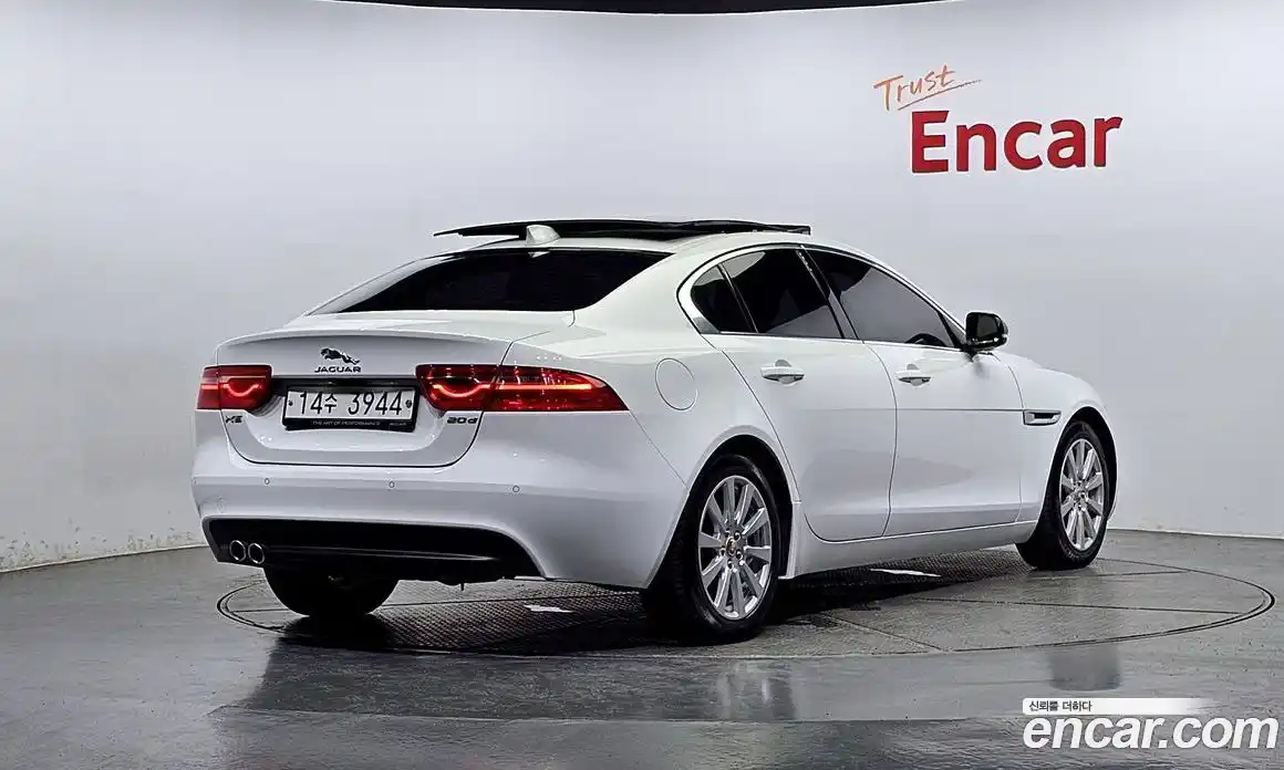 Jaguar XE 2017 2.0 автомат (гидро), фото 2 Jaguar XE 2017 2.0 автомат (гидро), фото 2