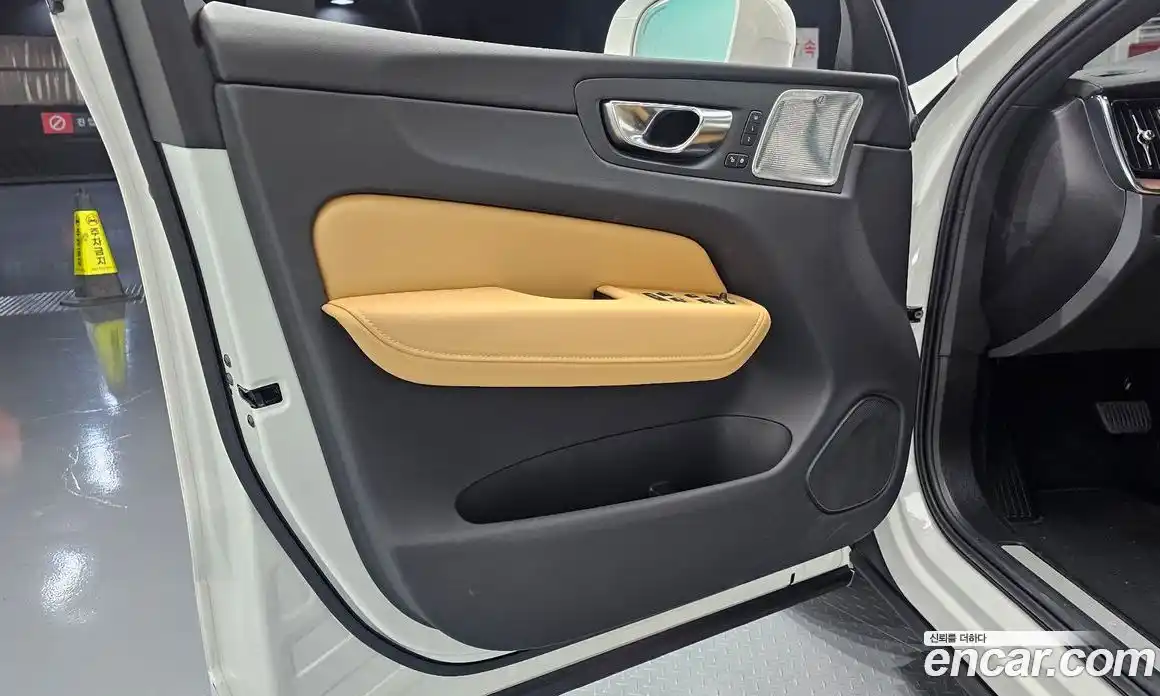 Volvo XC60 2024 2.0 автомат (гидро), фото 13
