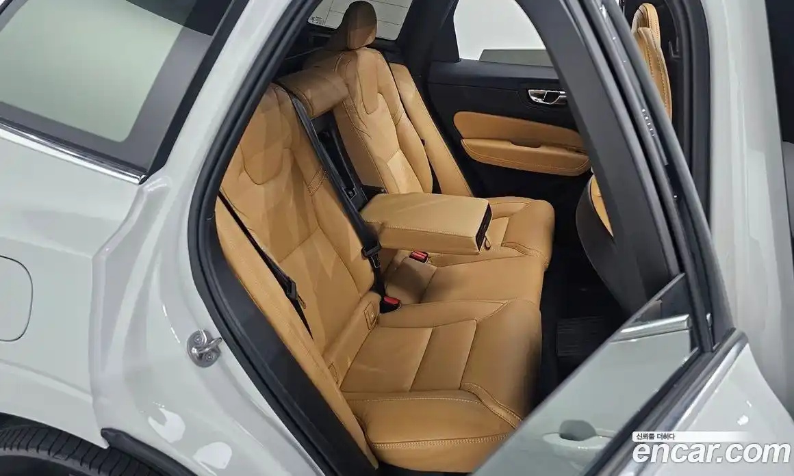 Volvo XC60 2024 2.0 автомат (гидро), фото 16