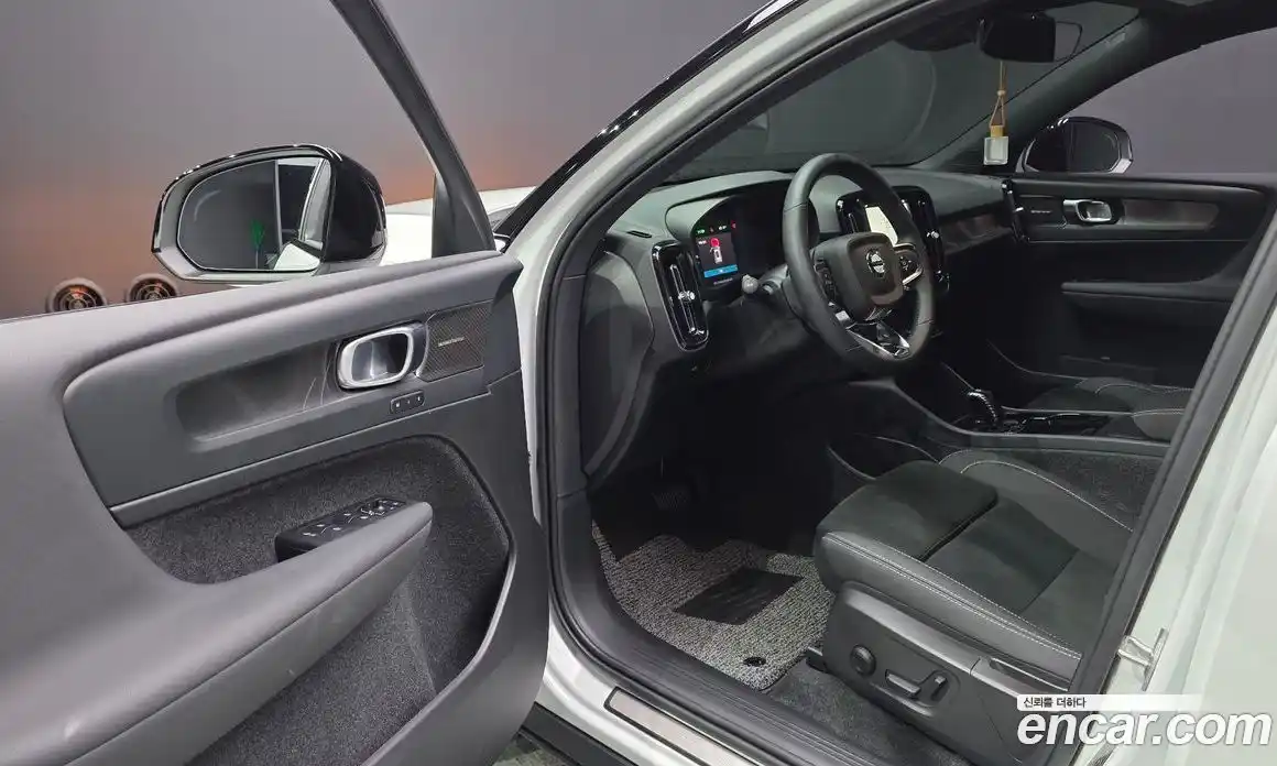 Volvo XC40 2024 0.2 автомат (гидро), фото 12