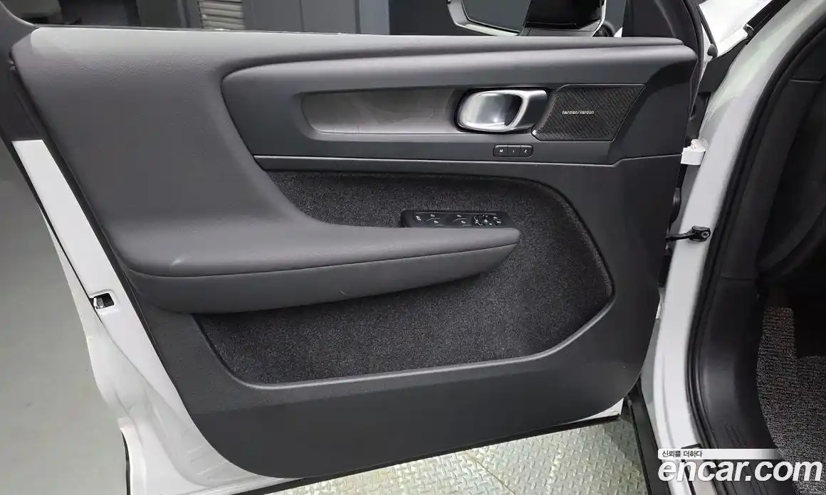 Volvo XC40 2024 0.2 автомат (гидро), фото 13
