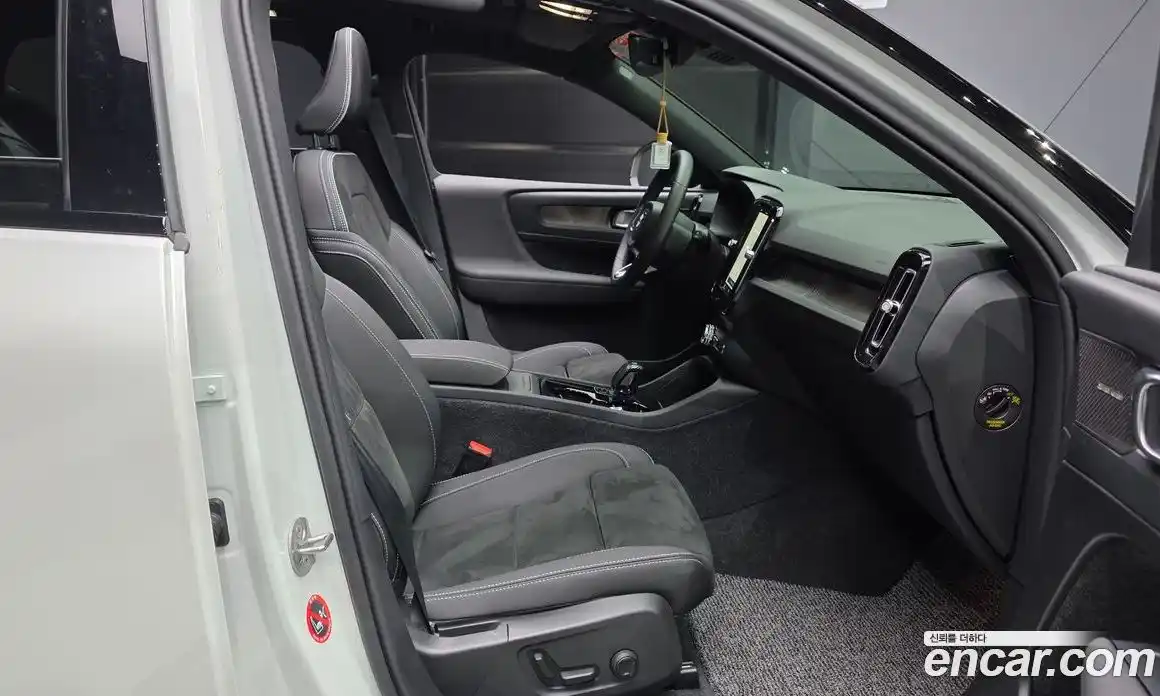 Volvo XC40 2024 0.2 автомат (гидро), фото 16