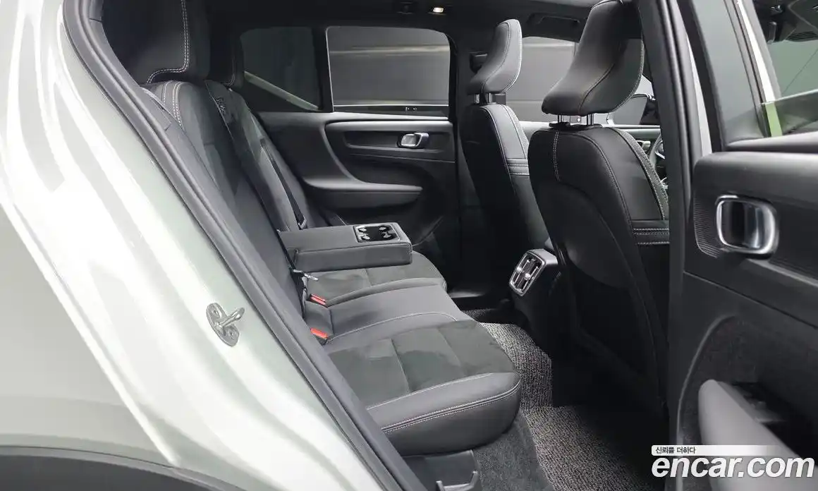 Volvo XC40 2024 0.2 автомат (гидро), фото 17