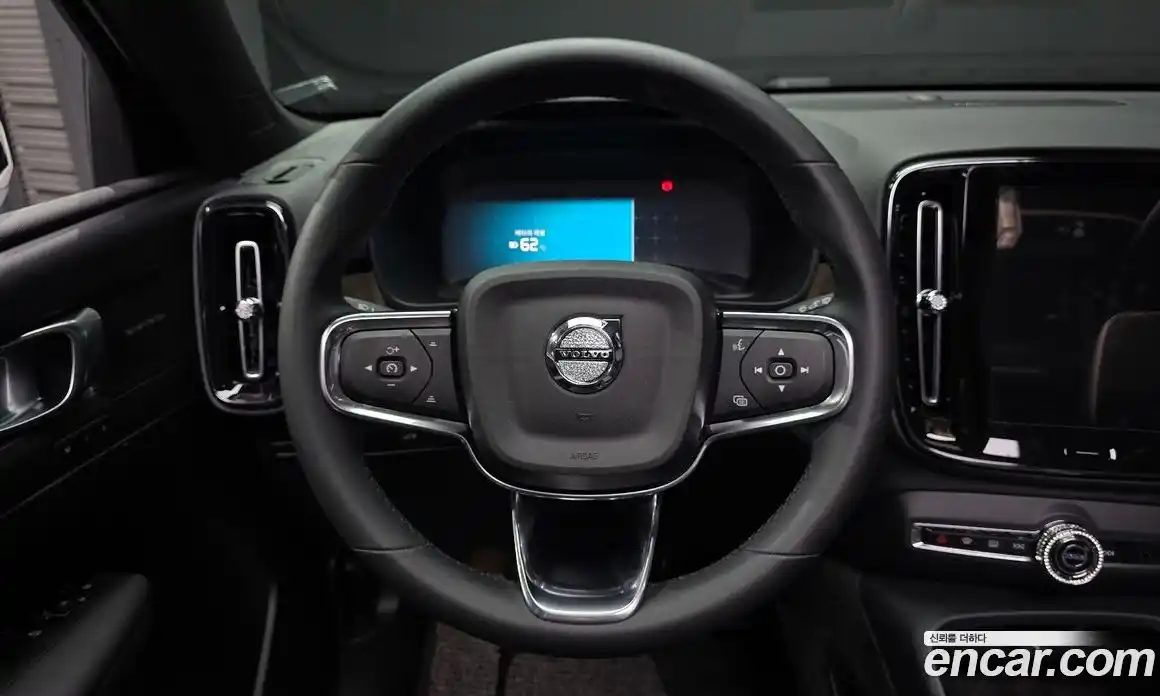 Volvo XC40 2024 0.2 автомат (гидро), фото 18