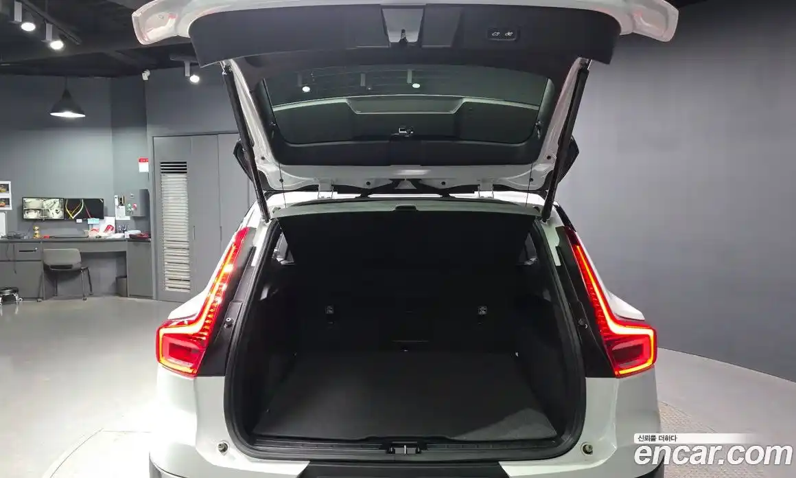 Volvo XC40 2024 0.2 автомат (гидро), фото 25