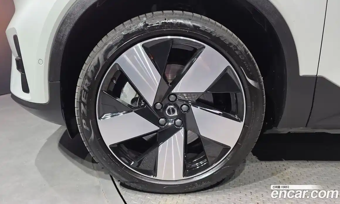 Volvo XC40 2024 0.2 автомат (гидро), фото 4
