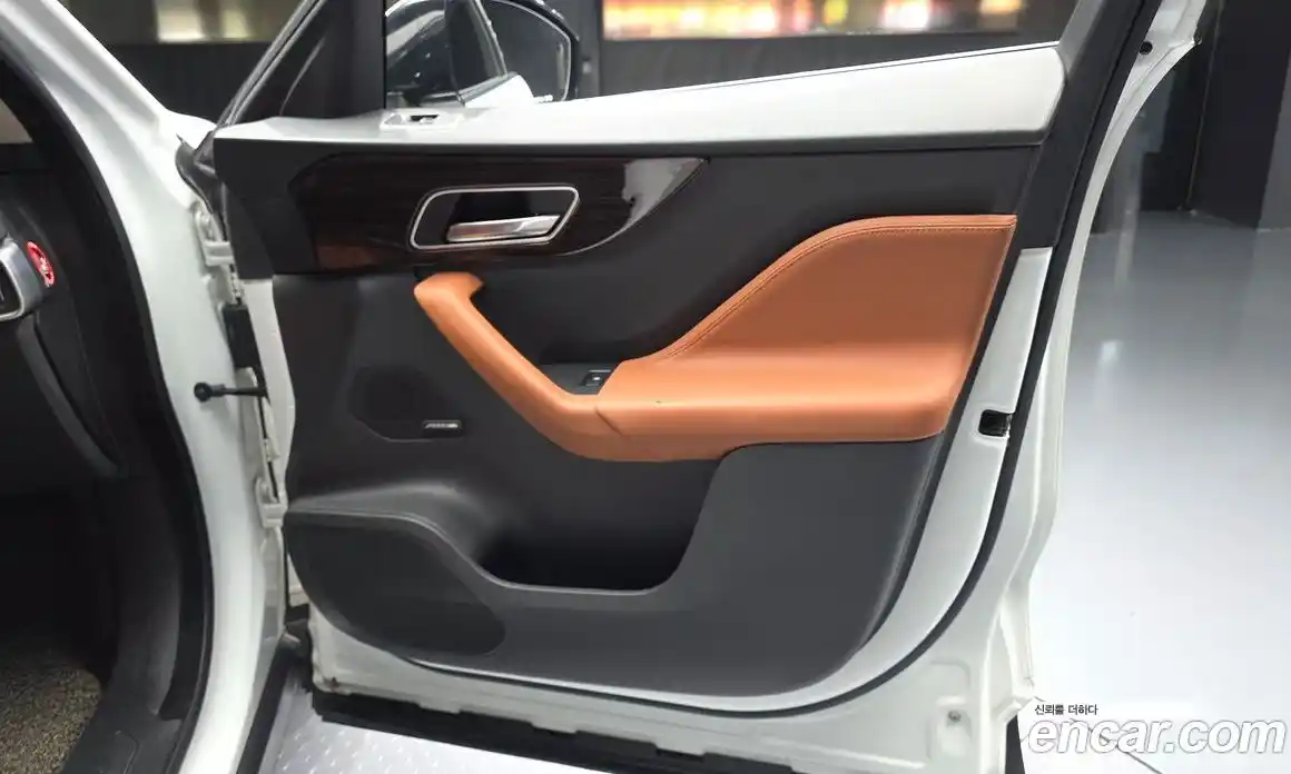 Jaguar F-Pace 2017 2.0 автомат (гидро), фото 14 Jaguar F-Pace 2017 2.0 автомат (гидро), фото 14