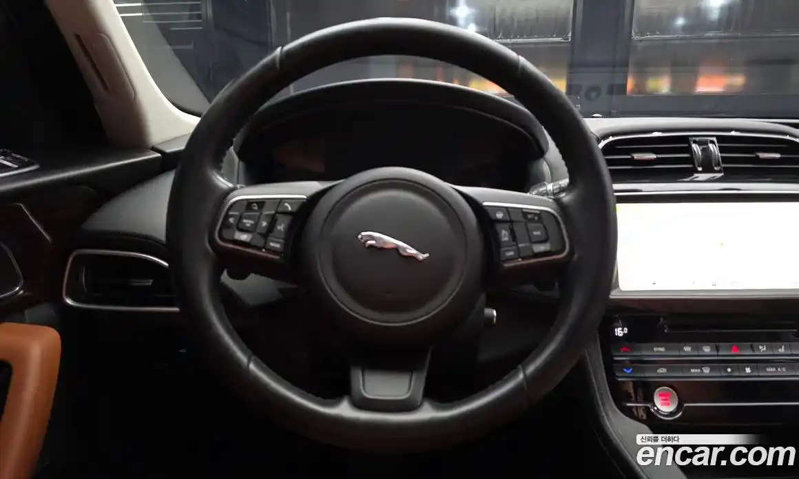 Jaguar F-Pace 2017 2.0 автомат (гидро), фото 19 Jaguar F-Pace 2017 2.0 автомат (гидро), фото 19