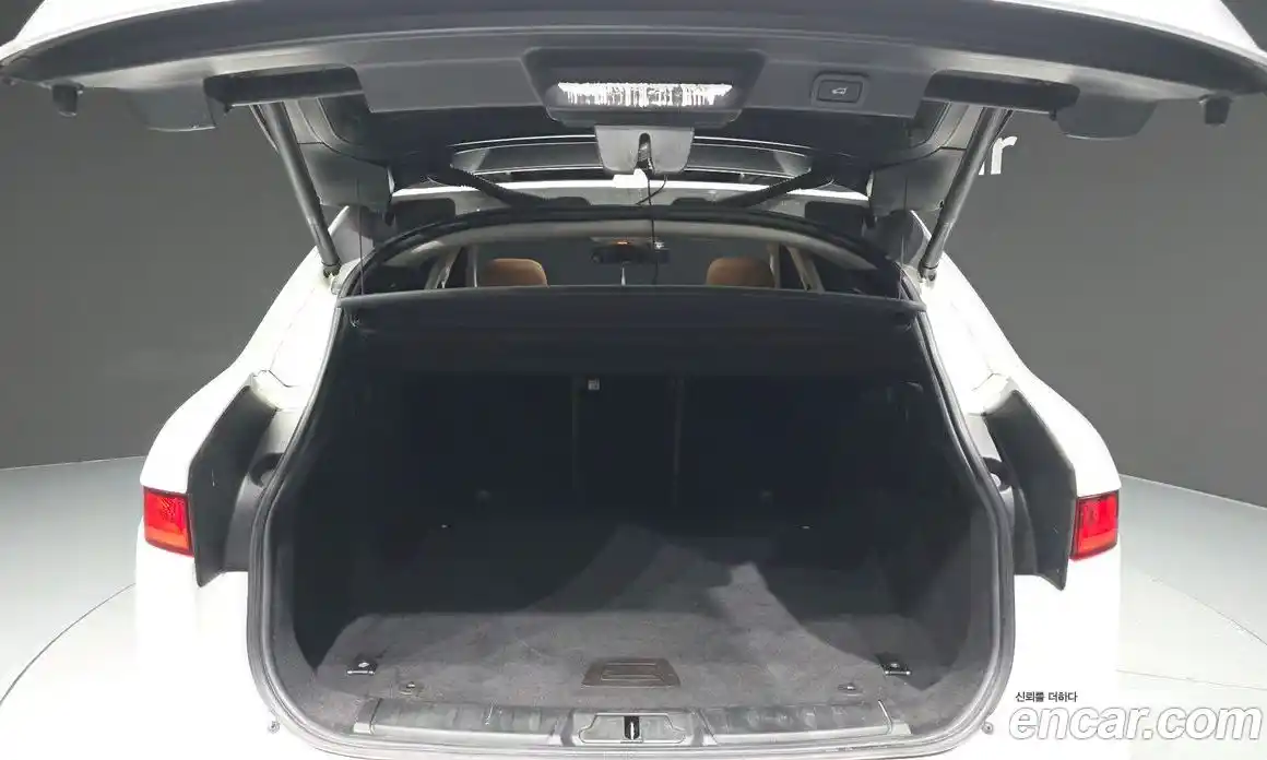 Jaguar F-Pace 2017 2.0 автомат (гидро), фото 26 Jaguar F-Pace 2017 2.0 автомат (гидро), фото 26