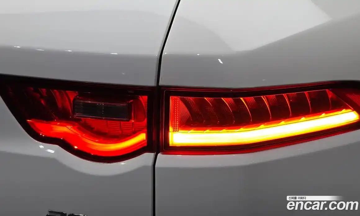 Jaguar F-Pace 2017 2.0 автомат (гидро), фото 9 Jaguar F-Pace 2017 2.0 автомат (гидро), фото 9