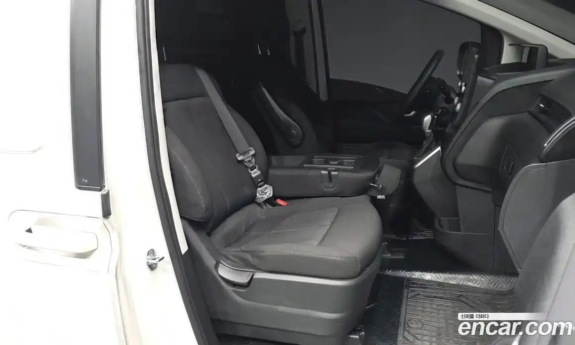 Hyundai Staria 2022 2.2 автомат (гидро), фото 17