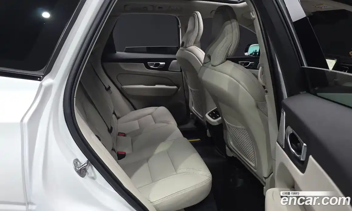 Volvo XC60 2025 2.0 автомат (гидро), фото 16