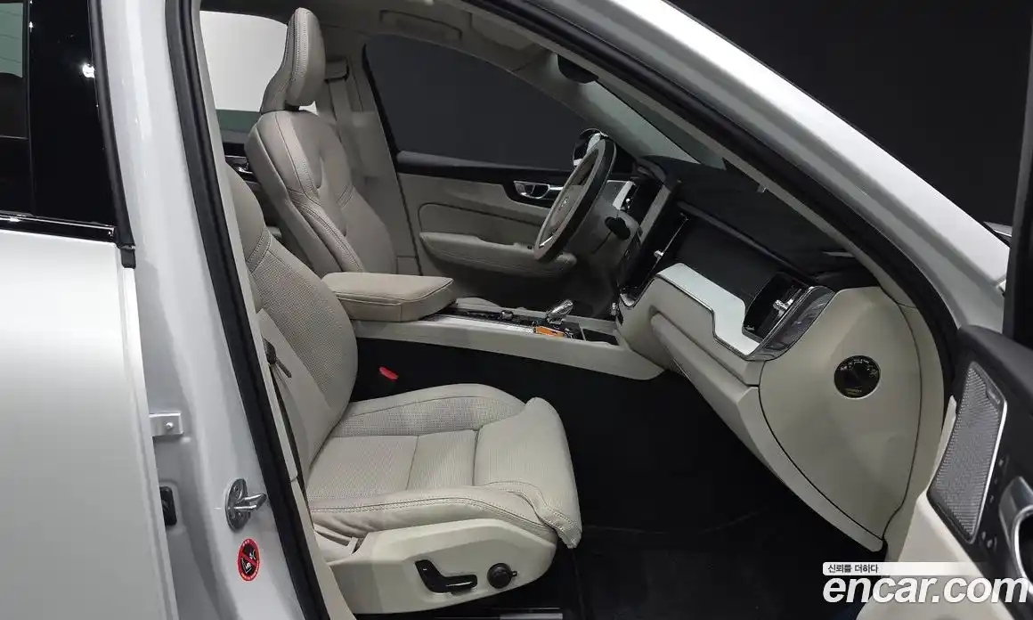 Volvo XC60 2025 2.0 автомат (гидро), фото 17