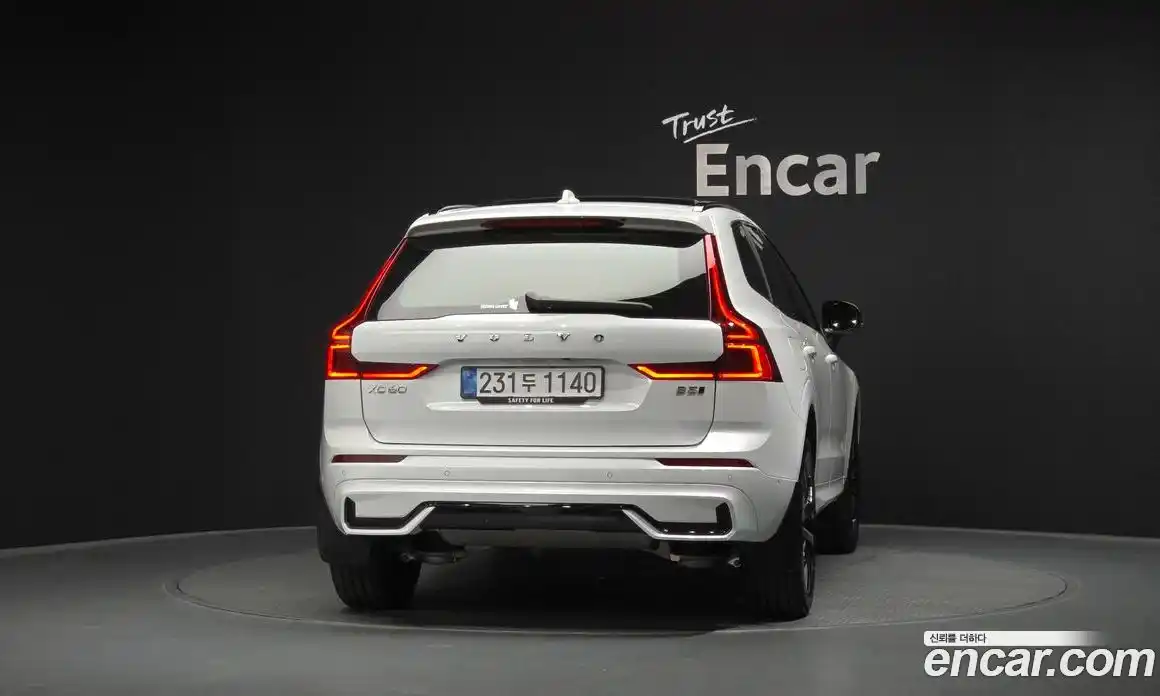 Volvo XC60 2025 2.0 автомат (гидро), фото 3