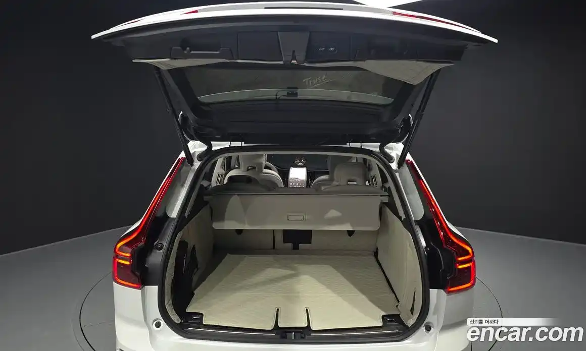 Volvo XC60 2025 2.0 автомат (гидро), фото 36