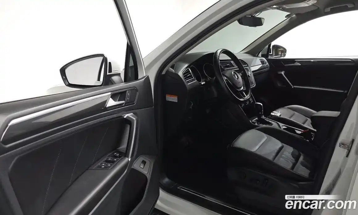 Volkswagen Tiguan 2018 2.0 автомат (гидро), фото 13