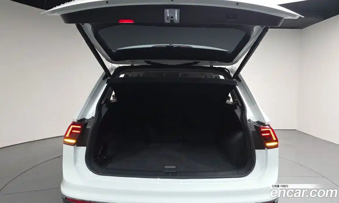 Volkswagen Tiguan 2018 2.0 автомат (гидро), фото 26