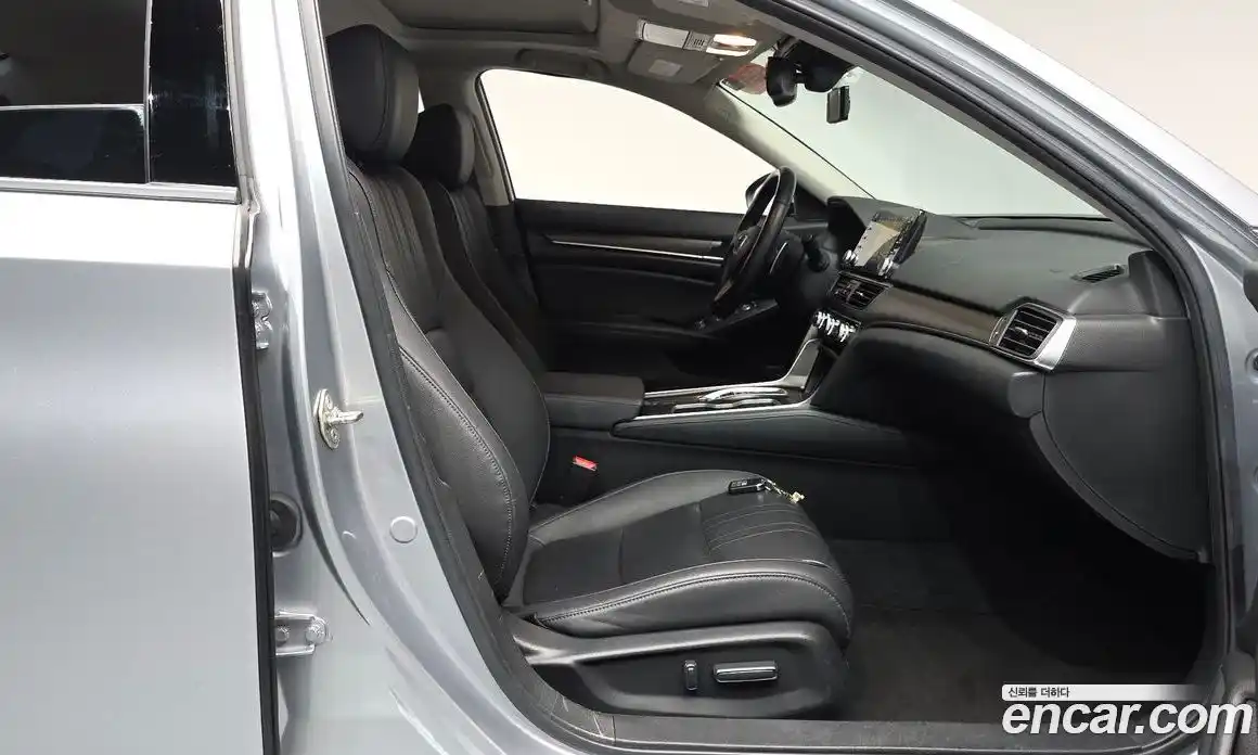 Honda Accord 2019 2.0 автомат (гидро), фото 15