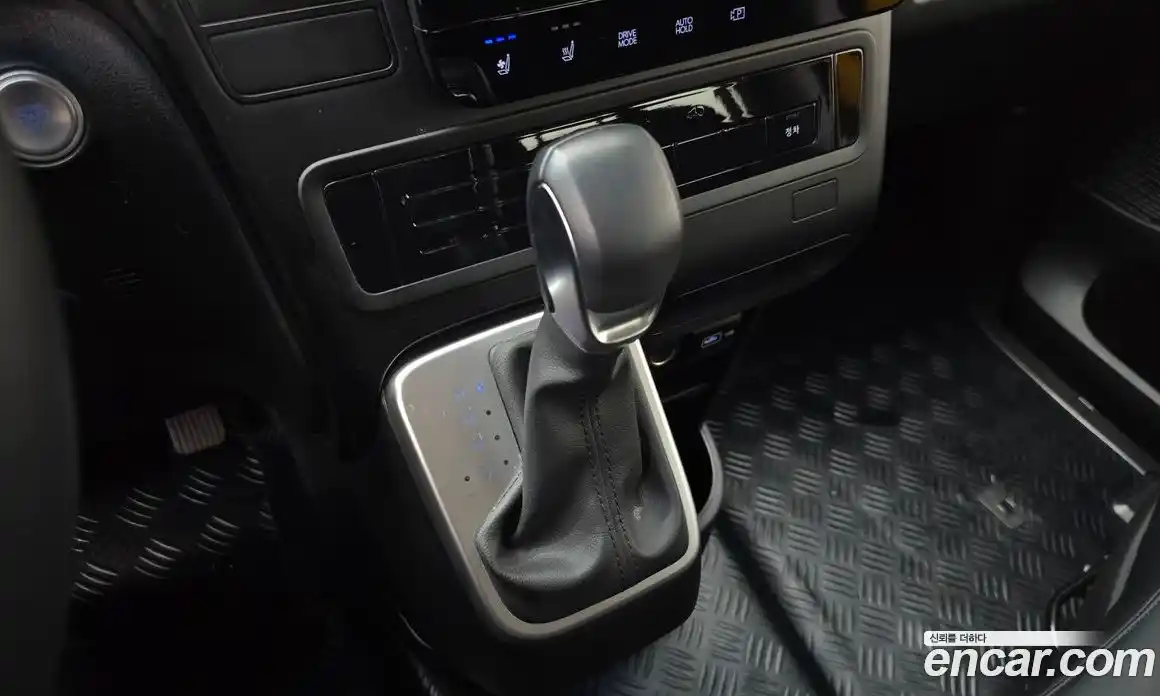 Hyundai Staria 2023 3.5 автомат (гидро), фото 9