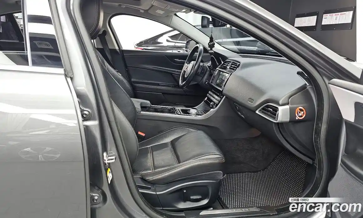 Jaguar XE 2015 2.0 автомат (гидро), фото 11 Jaguar XE 2015 2.0 автомат (гидро), фото 11