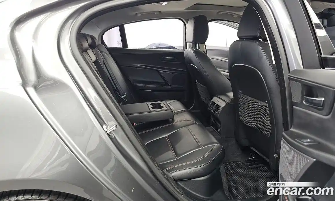 Jaguar XE 2015 2.0 автомат (гидро), фото 12 Jaguar XE 2015 2.0 автомат (гидро), фото 12