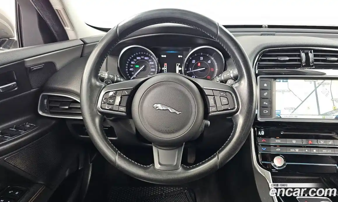 Jaguar XE 2015 2.0 автомат (гидро), фото 13 Jaguar XE 2015 2.0 автомат (гидро), фото 13