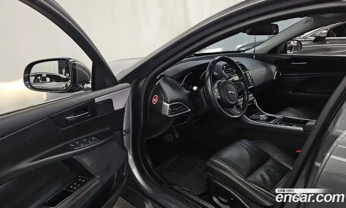 Jaguar XE 2015 2.0 автомат (гидро), фото 10 Jaguar XE 2015 2.0 автомат (гидро), фото 10