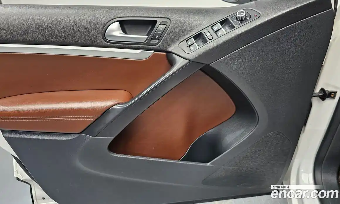 Volkswagen Tiguan 2012 2.0 автомат (гидро), фото 14