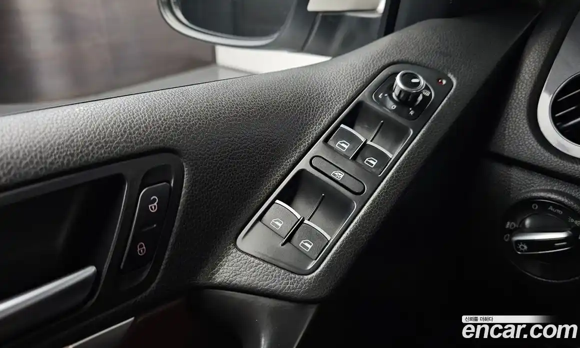 Volkswagen Tiguan 2012 2.0 автомат (гидро), фото 25